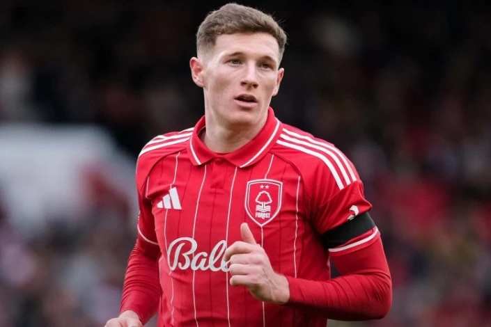 Mançester klubları Elliot Anderson transferi uğrunda mübarizə aparır