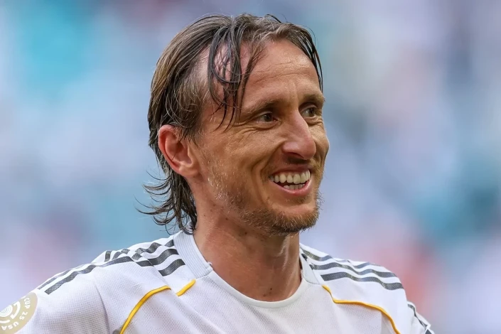 10 il əvvəl Modriçlə şəkil çəkdirən gənc futbolçu indi Milanın heyətində kumiri ilə oynayır