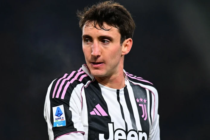 "Barselona" "Yuventus"un futbolçusu Kambiyasonu transfer etmək istəyir