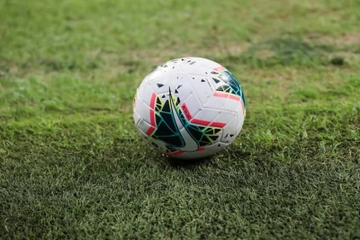 Azarkeşi qucaqlayan futbolçu 10 min dollar cərimələndi