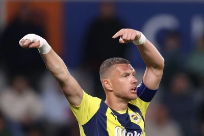 Edin Dzeko "Komoya" keçdi