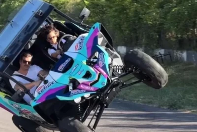 Kıvanç Tatlıtuğ motosikletçi çempionun oğlu ilə görüşüb