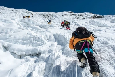 Qazaxıstanda qar uçqunu bir alpinistin ölümünə, ikisinin itkin düşməsinə səbəb olub