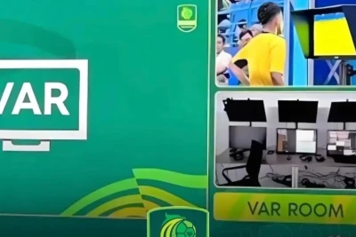 Hakim boş VAR otağı ilə "məsləhətləşərək" qırmızı vərəqə göstərdi: İndoneziya çempionatında qəribə hadisə