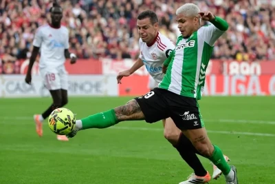 "Sevilya" - "Real Betis" derbisində qalmaqal: Oyun dayandırıldı, sonra davam etdi - VİDEO