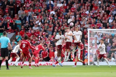 "Liverpul" "Arsenal"ı minimal hesabla məğlub edərək liderliyə yüksəldi