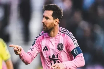 Lionel Messi sağlığında tribunaya adının verilməsi ilə idman tarixinə düşdü
