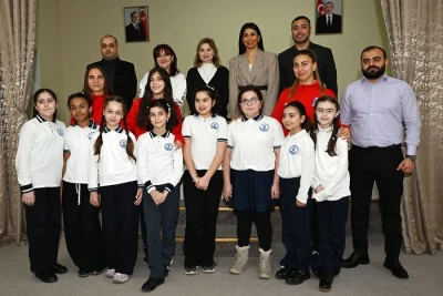 Milli komanda futbolçuları məktəblilərlə qızların futbolunu müzakirə etdilər