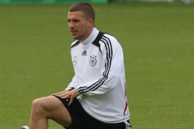 Lukaş Podolski futbol karyerasını başa vurdu