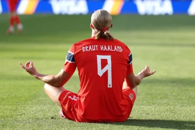 Erlinq Holand mundialda yayılan memlər barədə danışdı