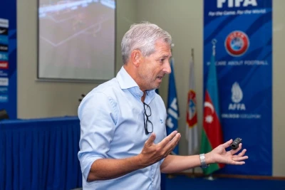 Frank De Bleker Misli Premyer Liqa klublarını yeni oyun qaydaları ilə tanış edib