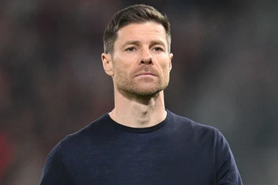 Xabi Alonsoya Qazaxıstanda "Bir, İki, Üç, İrəli Madrid!" deyən balıq oyuncaq hədiyyə edilib