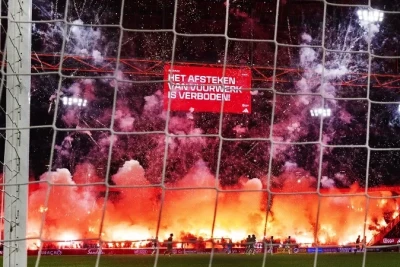 "Ayaks" - "Qroningen" oyunu azarkeşlərin pirotexnikası səbəbindən dayandırıldı