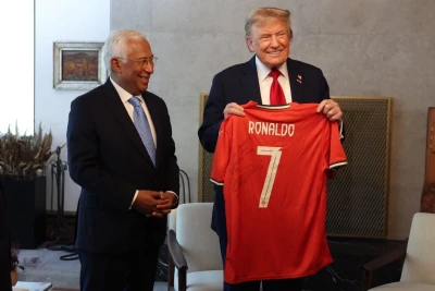 Donald Trampa Kriştiano Ronaldonun imzalı forması hədiyyə edilib