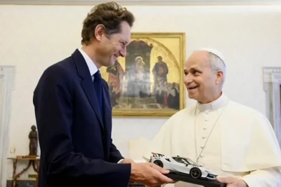 Papa Fransiskə Şarl Leklerin "Ferrari" sükanı hədiyyə edildi