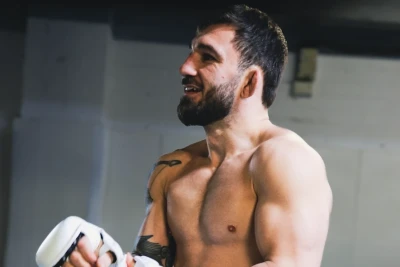 Kaan Ofli UFC də qələbə qazandı