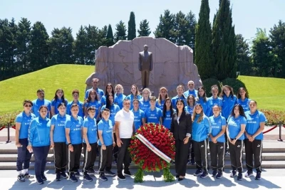 Qadın milli komandası Fəxri Xiyabanda Ulu Öndərin və Zərifə Əliyevanın xatirəsini yad edib