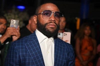 Floyd Meyvezer bizneslə məşğul olduğunu deyərək pullarla şəklini paylaşdı