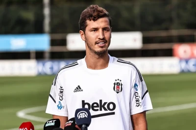 „Beşiktaş“ Salih Uçanla yollarını ayırıb