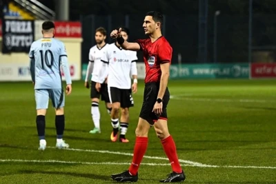 Əliyar Ağayev "Polesye" - "Fiorentina" oyununda Moize Kini qırmızı vərəqə ilə cəzalandırdı