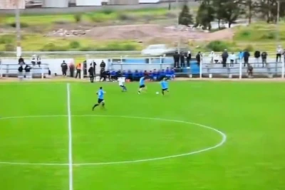 Futbol matçında qeyri-adi hadisə: Meydandan çıxardılan top yolda qəzaya səbəb oldu
