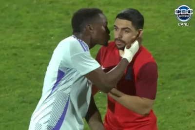 Şotlandiyalı futbolçunun Azərbaycan yığmasının oyunçusunu öpmək cəhdi kameraya düşdü