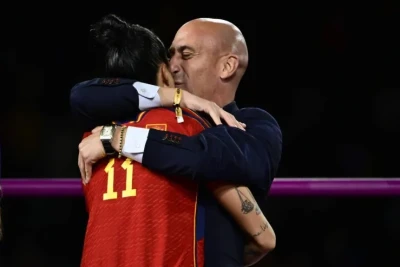 Rubialesin Kitab Təqdimatında Yumurta Yağışı: Hücum Edən Əmisi İmiş