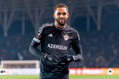 Olavio Juninyo karyerası boyu qazandığı kubokları ayağına döydürüb