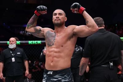 Karlos Ulberq Prohazkanı nokaut edərək yeni UFC çempionu oldu