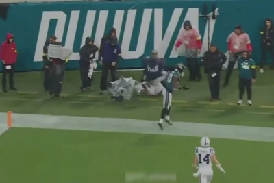 Maykl Pittmanın mühafizəçi ilə toqquşması oyunda təşvişə səbəb oldu - VİDEO