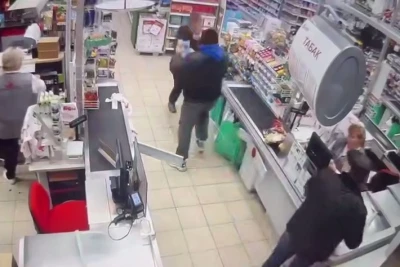 Rusiyada fitnes məşqçisi mağazada qadına hücum etdi: İdmançı işdən qovuldu, polis araşdırır - VİDEO