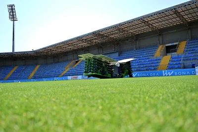 Beynəlxalq standartlara uyğun "Liv Bona Dea Arena" stadionunda ot örtüyü dəyişilir