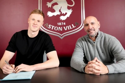 "Aston Villa" yetirməsi ilə müqavilə müddətini uzadıb