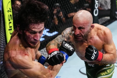 Volkanovski UFC 333-də Evloyevi nokautla məğlub edərək titulunu qorudu
