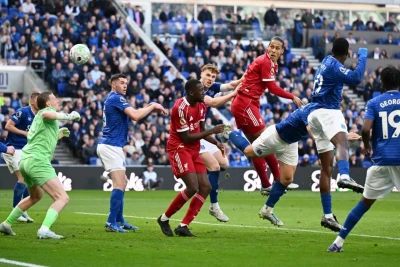 "Liverpul" səfərdə "Everton"u məğlub edib: Van Deykin qolu qələbə gətirib