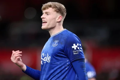 Liverpul Manchester Unitedın hədəfi olan Everton müdafiəçisinə 96 milyon avro dəyərində maraq göstərir