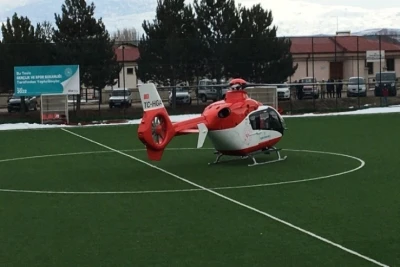 Təcili yardım helikopteri  sahəyə  endi: Oyun dayandırıldı