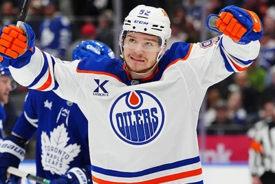 NHL-də gülməli öz qolu: Keçmiş "Edmonton" oyunçusu komandasına "kömək etdi" - VİDEO