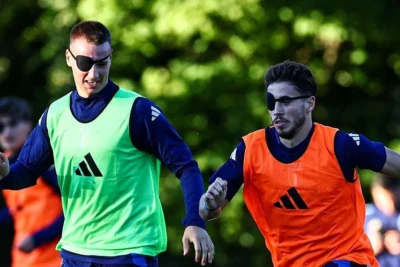 İtaliya gənclər yığmasının futbolçuları diqqəti artırmaq üçün göz sarğısı ilə məşq ediblər