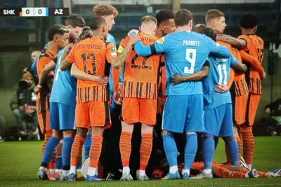 İsake ("Şaxtyor") "AZ Alkmaar" ilə oyunda toqquşmadan sonra nokdauna düşüb, əvəzlənib - FOTO