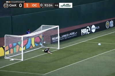 ABŞ-da qapıçının qeyri-adi hərəkəti matçın taleyini dəyişdi - VİDEO