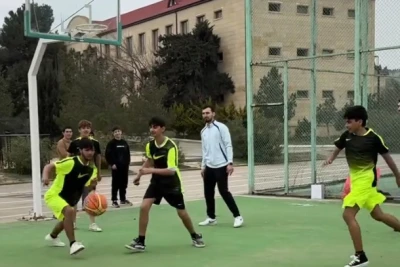 Milli basketbolçular 8 saylı internat məktəbinin şagirdləri ilə görüşüb, onlara sevinc bəxş etdi
