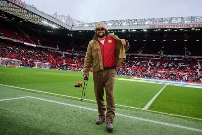 Ceyson Momoa "Mançester Yunayted" - "Fulhem" oyununu izləyib və "Old Trafford"da "Oof Tatata" ilə çıxış edib