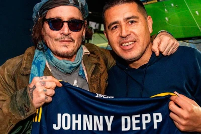Conni Depp "Boka Xuniors"un oyununu izlədi və Rikelmədən hədiyyə aldı