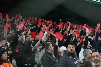 "Beşiktaş" azarkeşləri "Antalyaspor" oyununda hakimlərə qırmızı vərəqə göstərərək etiraz edib