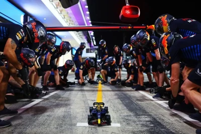 "Red Bull" 2026 üçün pilot heyətində Hacar-Ferstappen tandemi, "Racing Bulls"da Lindblad ola bilər