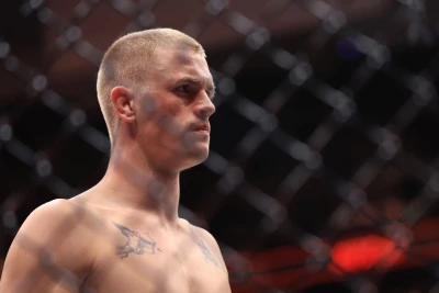 İan Qarri İslam Mahaçevi onunla döyüşmək istəməməkdə ittiham edib