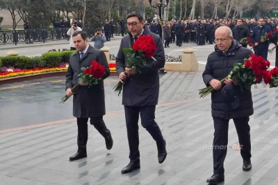 Gənclər və İdman Nazirliyinin rəhbərliyi Xocalı soyqırımı abidəsini ziyarət etdi