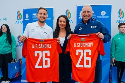Xristo Stoiçkov Bakıya gəlib və 120 uşaq arasında FIFA-nın “Boots for All” festivalında iştirak edib