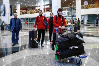 İran qadın futbol yığmasının Malayziyadan qayıdışı: Hava limanında gərginlik, sığınacaq təklifi və "xain" damğası